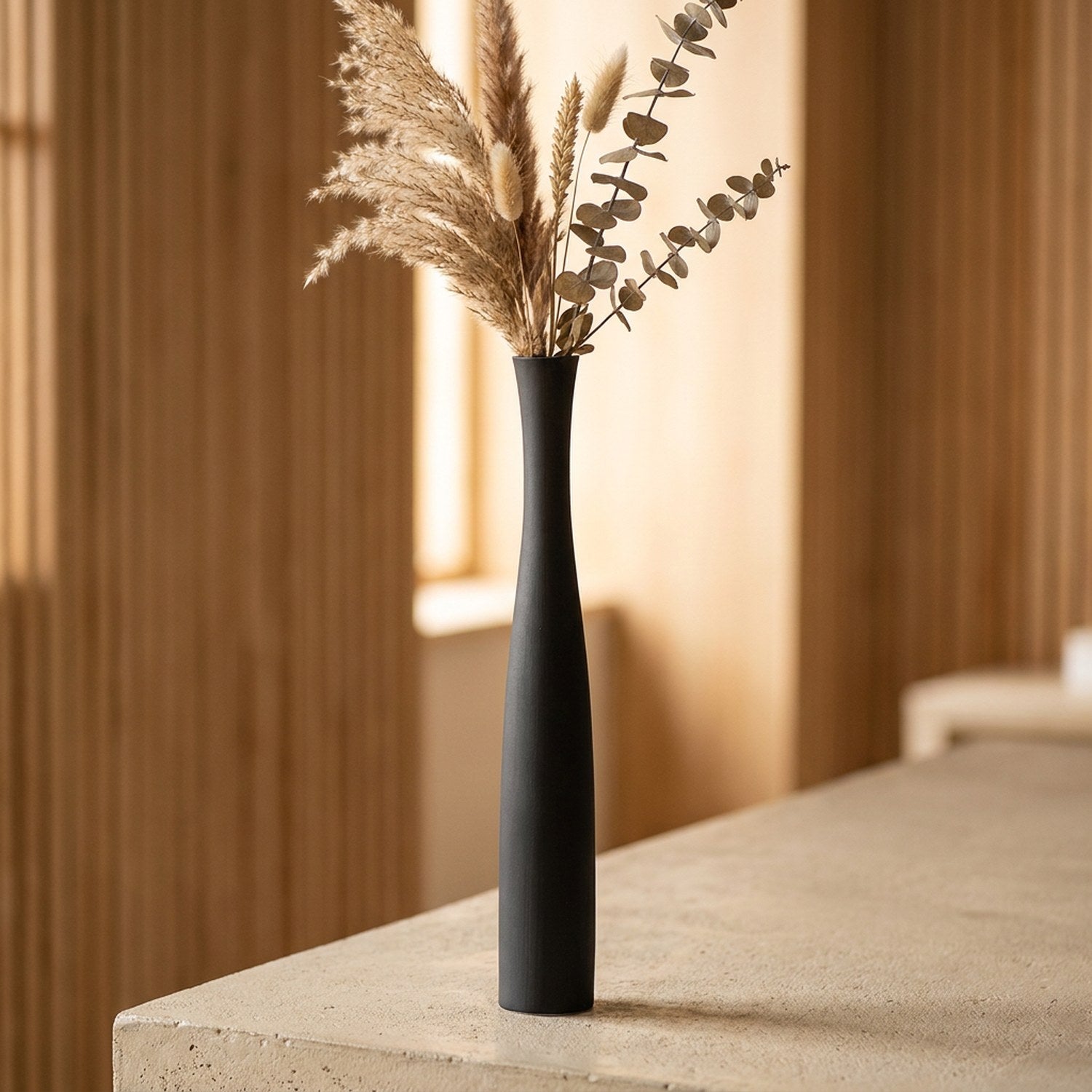 Vase soliflore noir céramique matte col de bouteille pampas