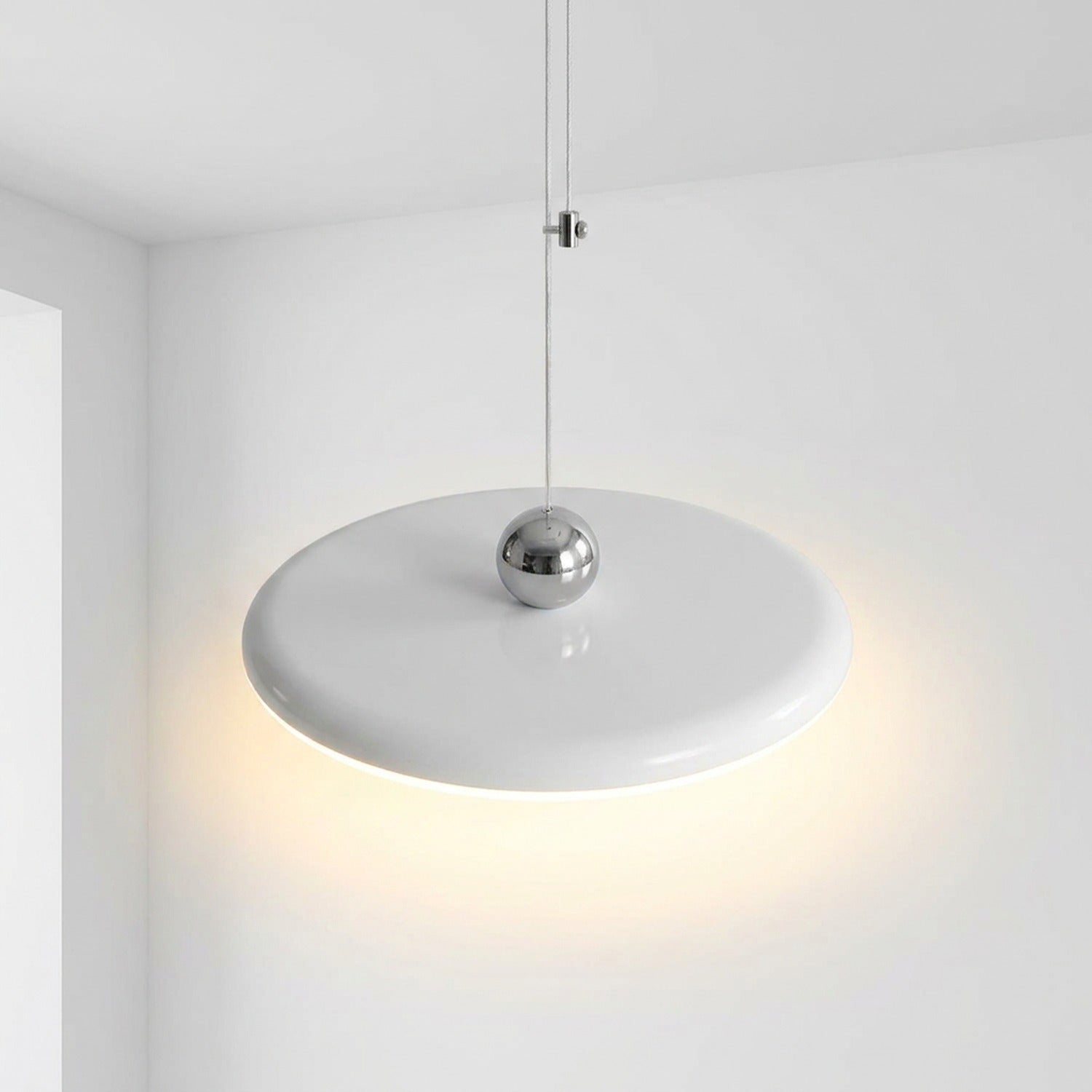 Suspension UFO blanche allumée à câble avec sphère chromée fond blanc épuré
