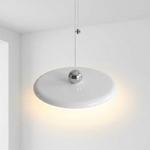 Suspension UFO blanche allumée à câble avec sphère chromée fond blanc épuré