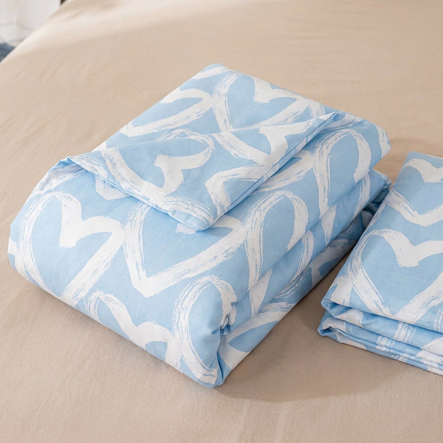 Parure de lit trois pieces couleur bleue motif coeur pliee