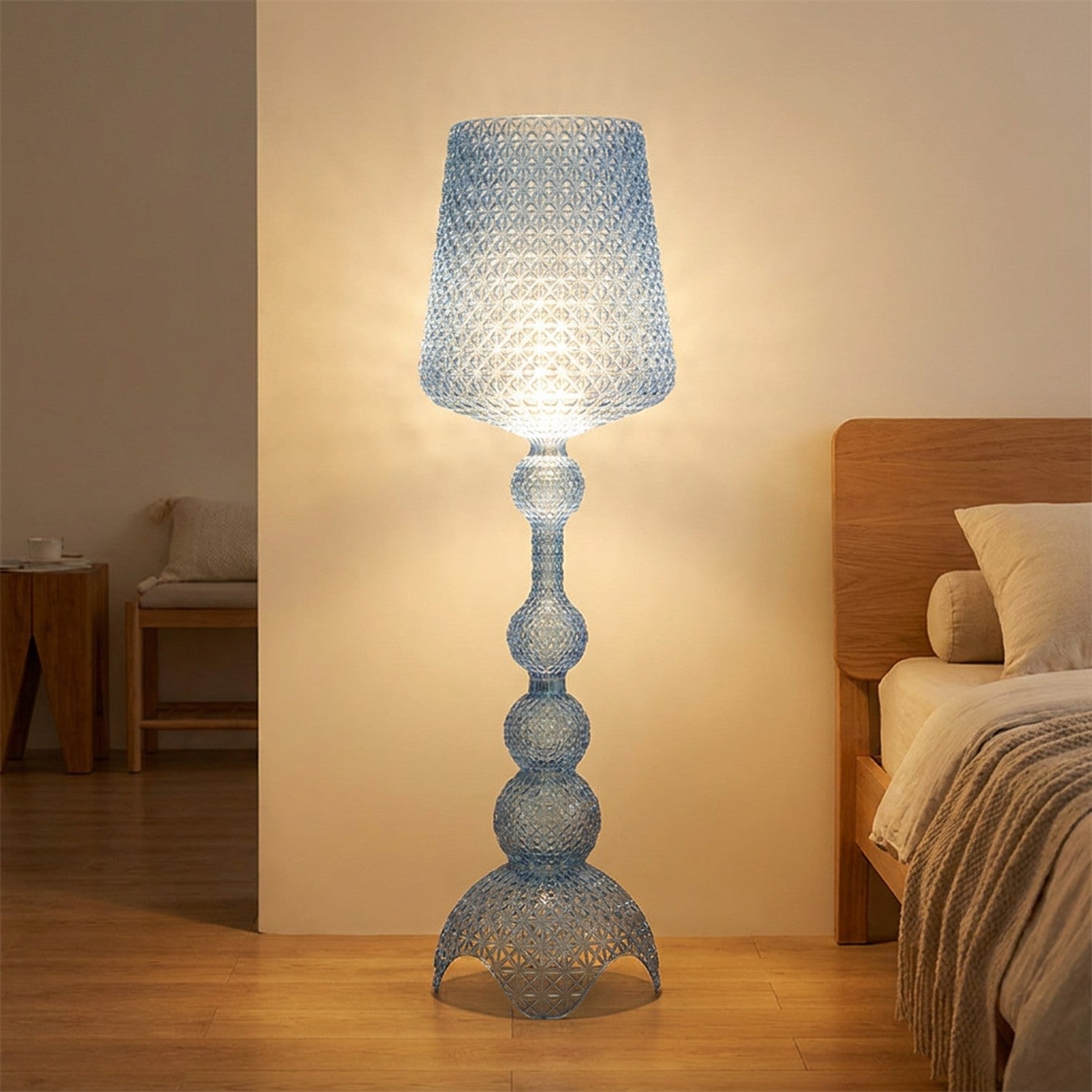 Lampadaire acrylique bleu ciel ajouré façon dentelle allumé design italien