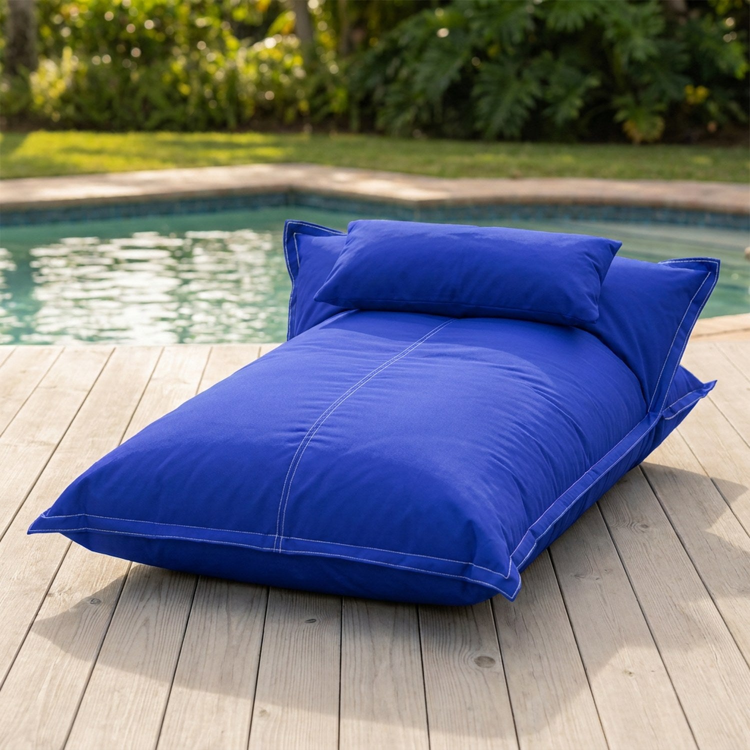 Pouf flottant Bleu imperméable sur une terrasse en bois