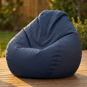Housse de pouf poire bleu foncé imperméable sur une terrasse en bois