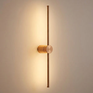 Applique murale barre rotative bronze allumée en gros plan