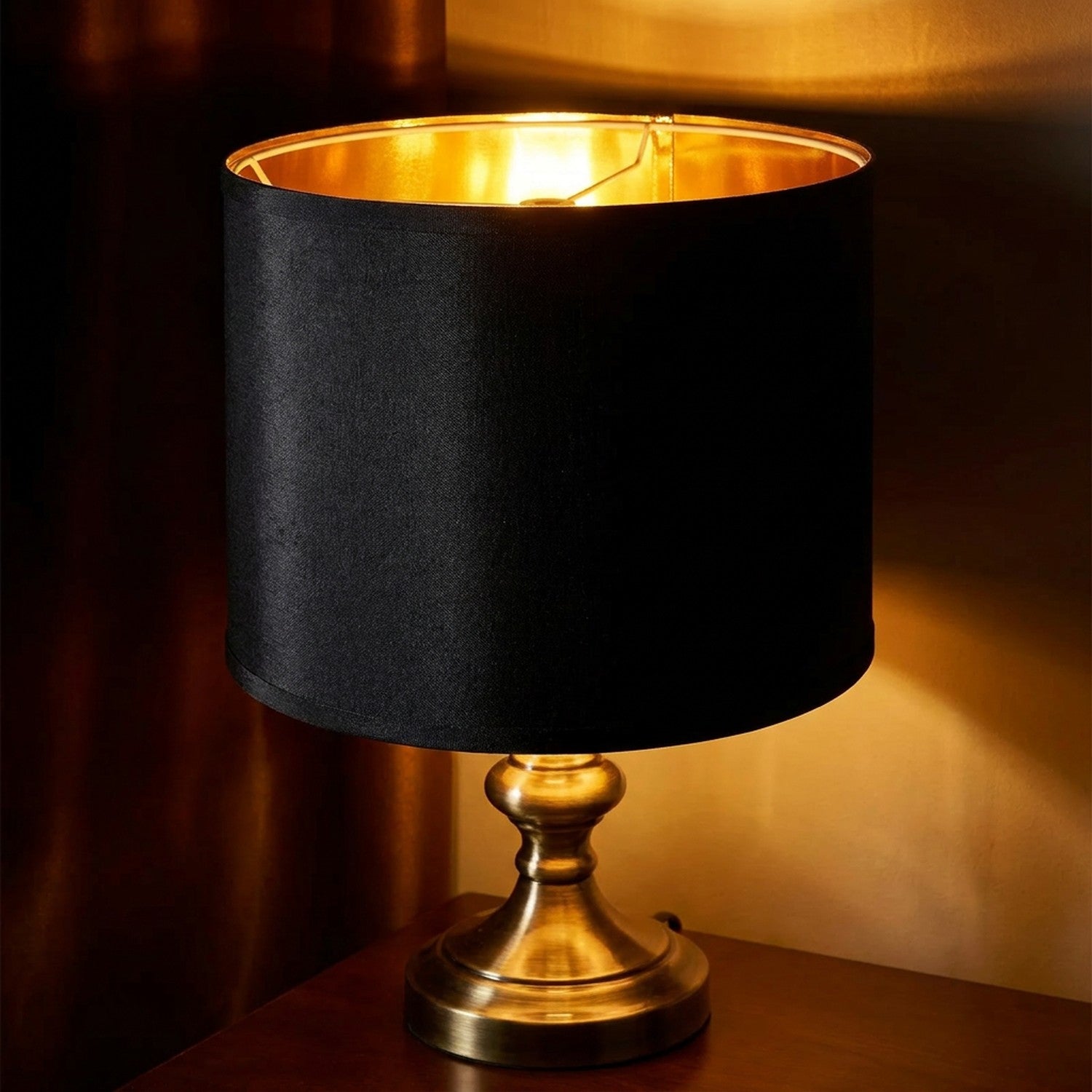 Abat-jour tambour tissu lin doré posé sur lampe de chevet ambiance cosy