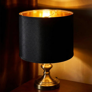 Abat-jour tambour tissu lin doré posé sur lampe de chevet ambiance cosy