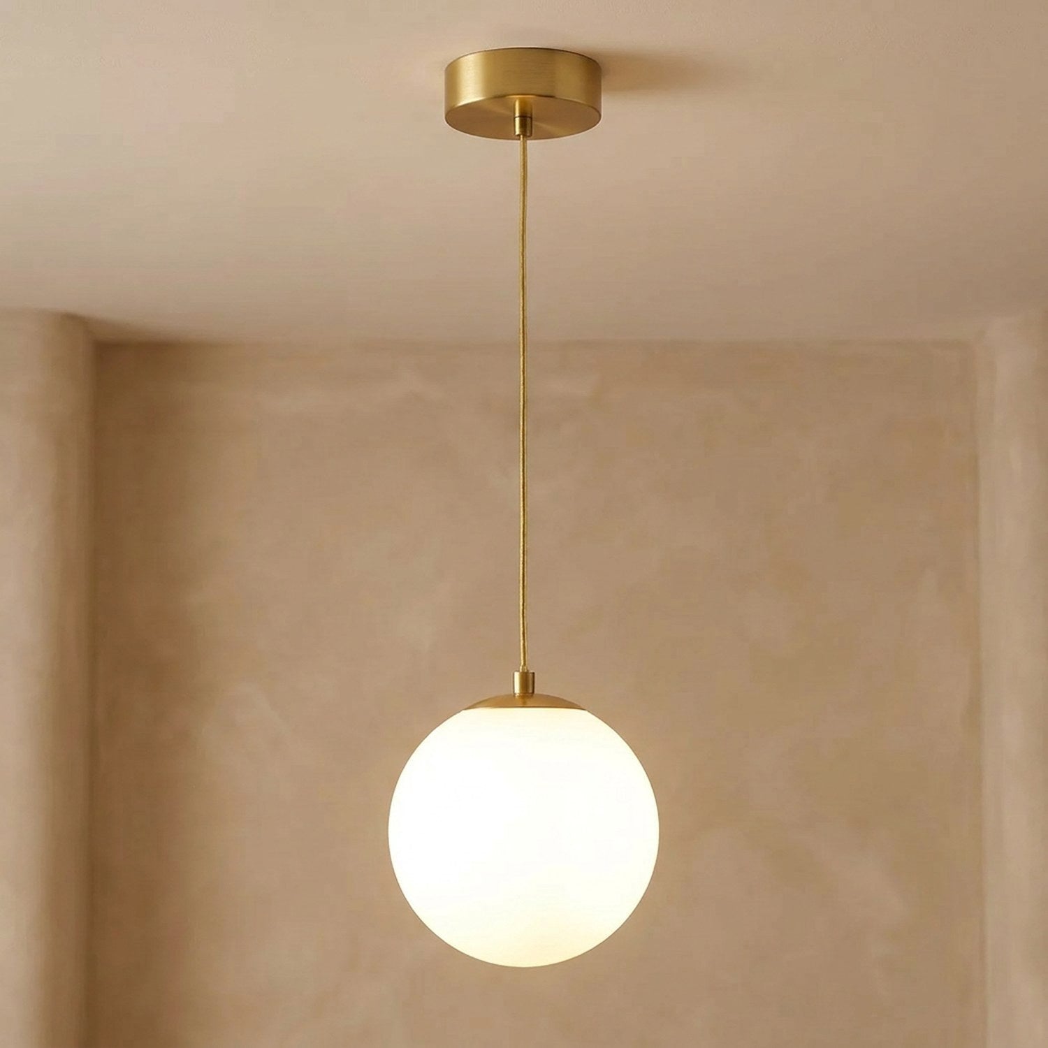 Suspension boule en verre opalin coloris dore