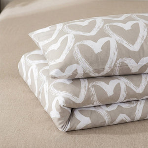 Parure de lit trois pieces couleur grise motif coeur pliee