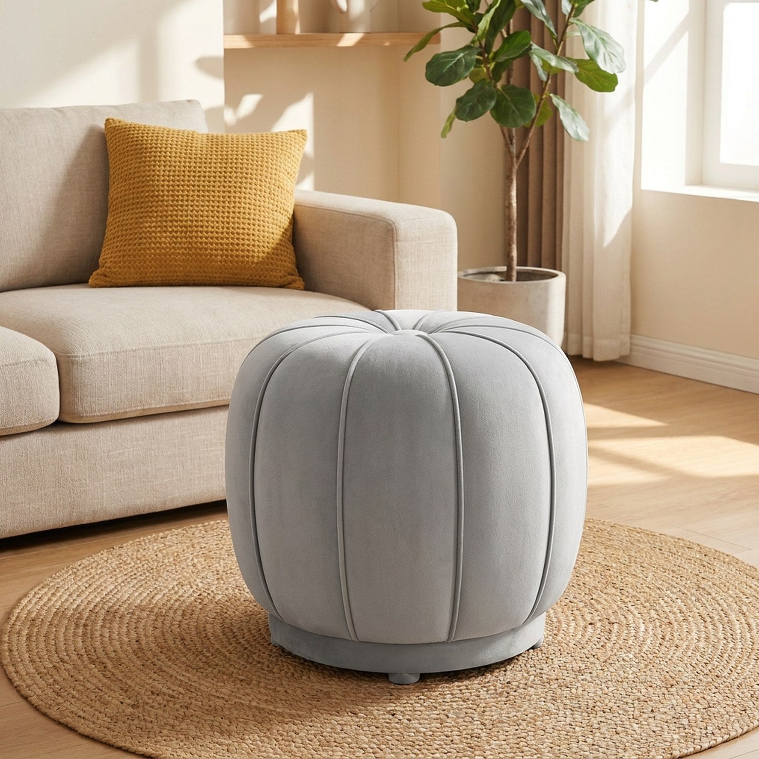 Pouf tabouret citrouille gris clair sans roulettes dans un salon lumineux