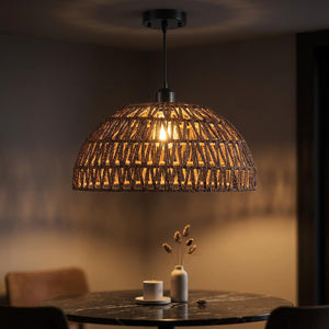 Suspension dôme tressée couleur marron foncé accrochée au plafond allumée