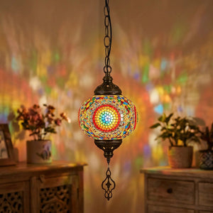 Suspension mosaïque Multicolore allumée diffusant une lumière colorée vibrante
