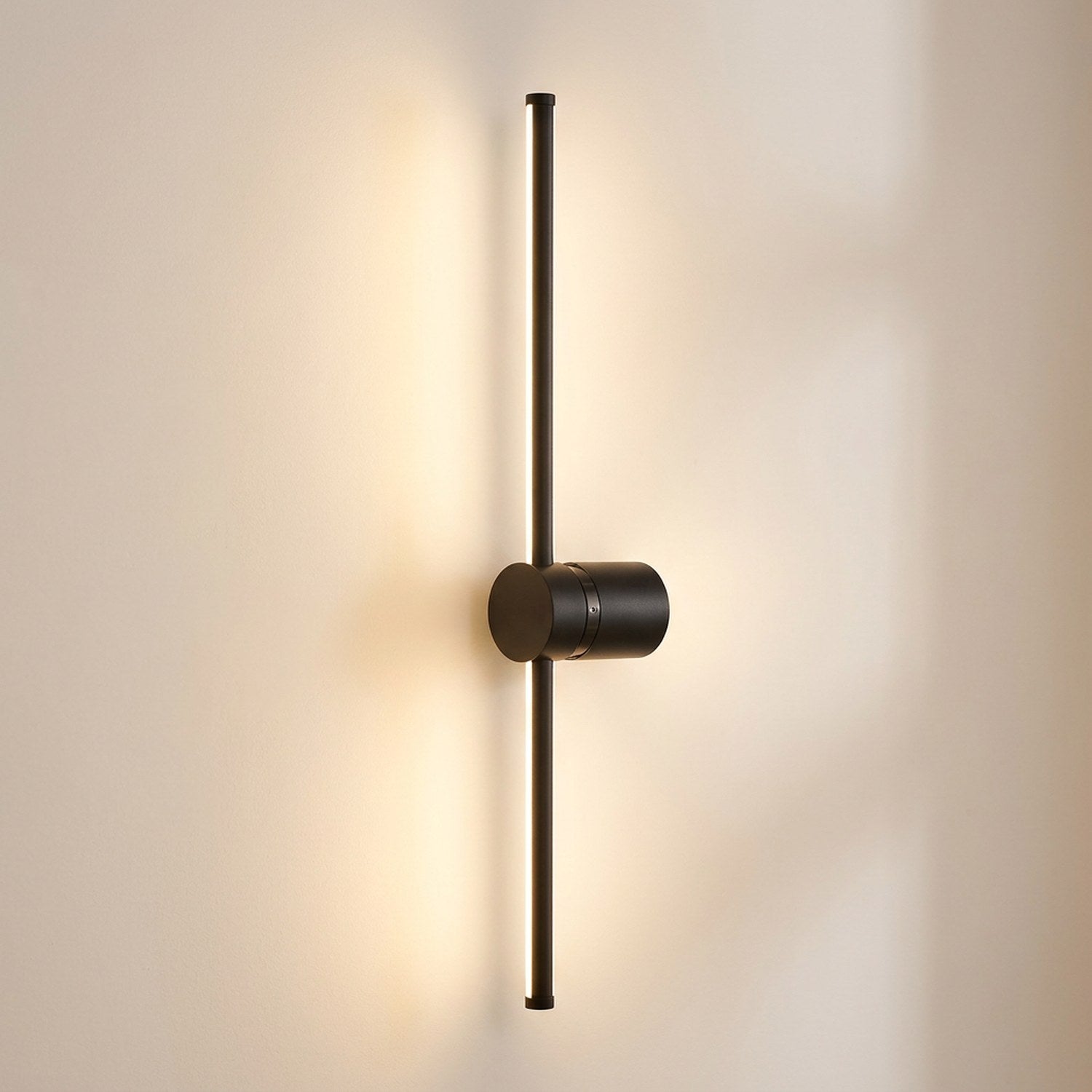 Applique murale barre rotative noire allumée en gros plan