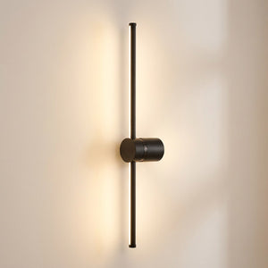 Applique murale barre rotative noire allumée en gros plan