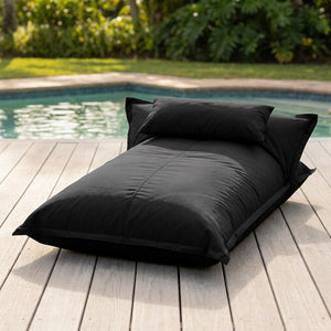 Pouf flottant Noir imperméable sur une terrasse en bois