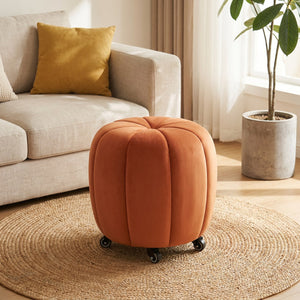 Pouf tabouret citrouille orange terracotta avec roulettes dans un salon lumineux