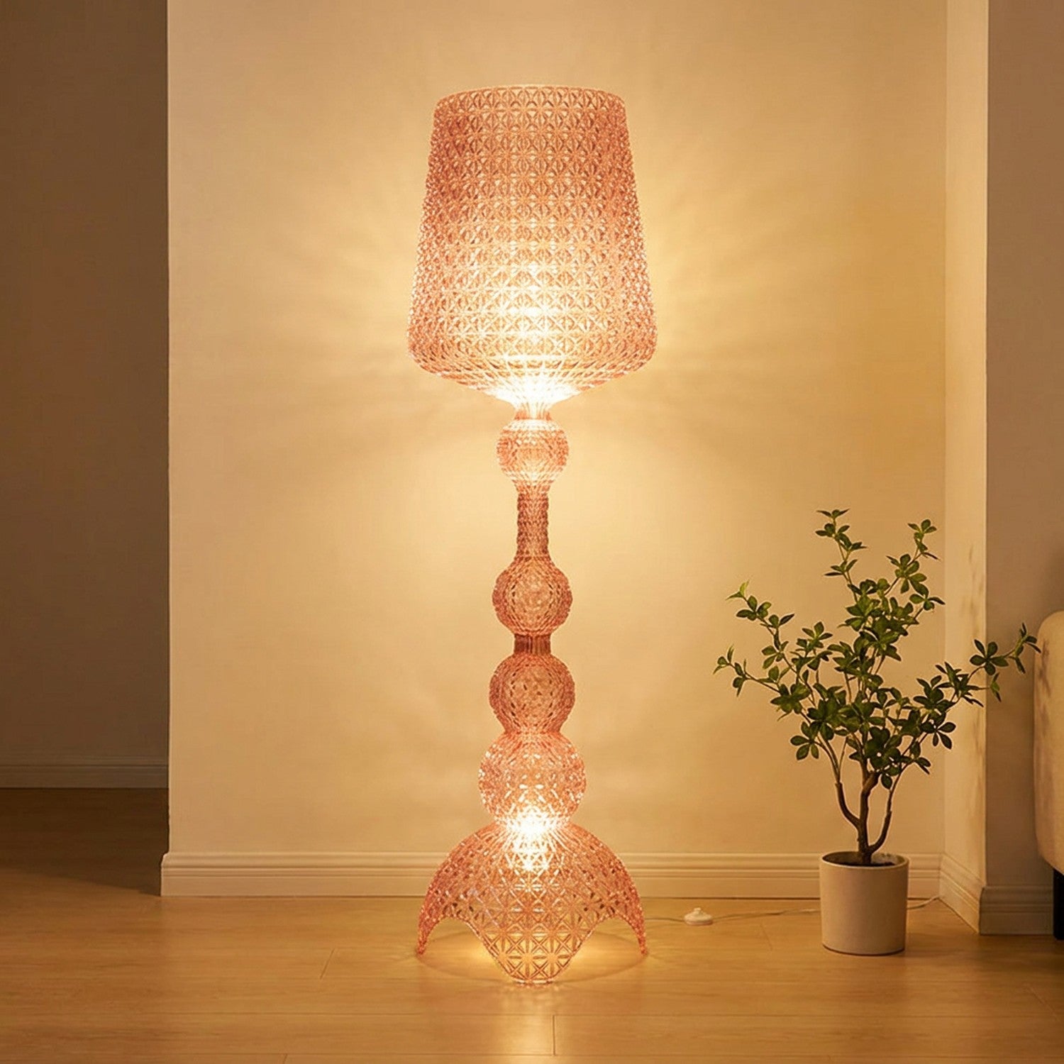 Lampadaire acrylique rose ajouré façon dentelle allumé design italien