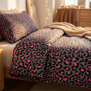 Parure de lit léopard coloris Rose gros plan sur housse de couette et taie