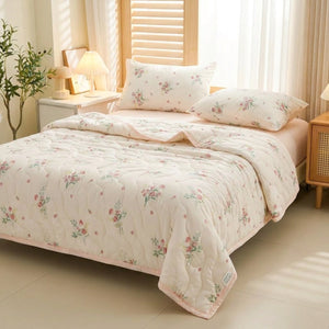 Couette à imprimé bouquet de roses roses posée sur un lit dans une chambre romantique