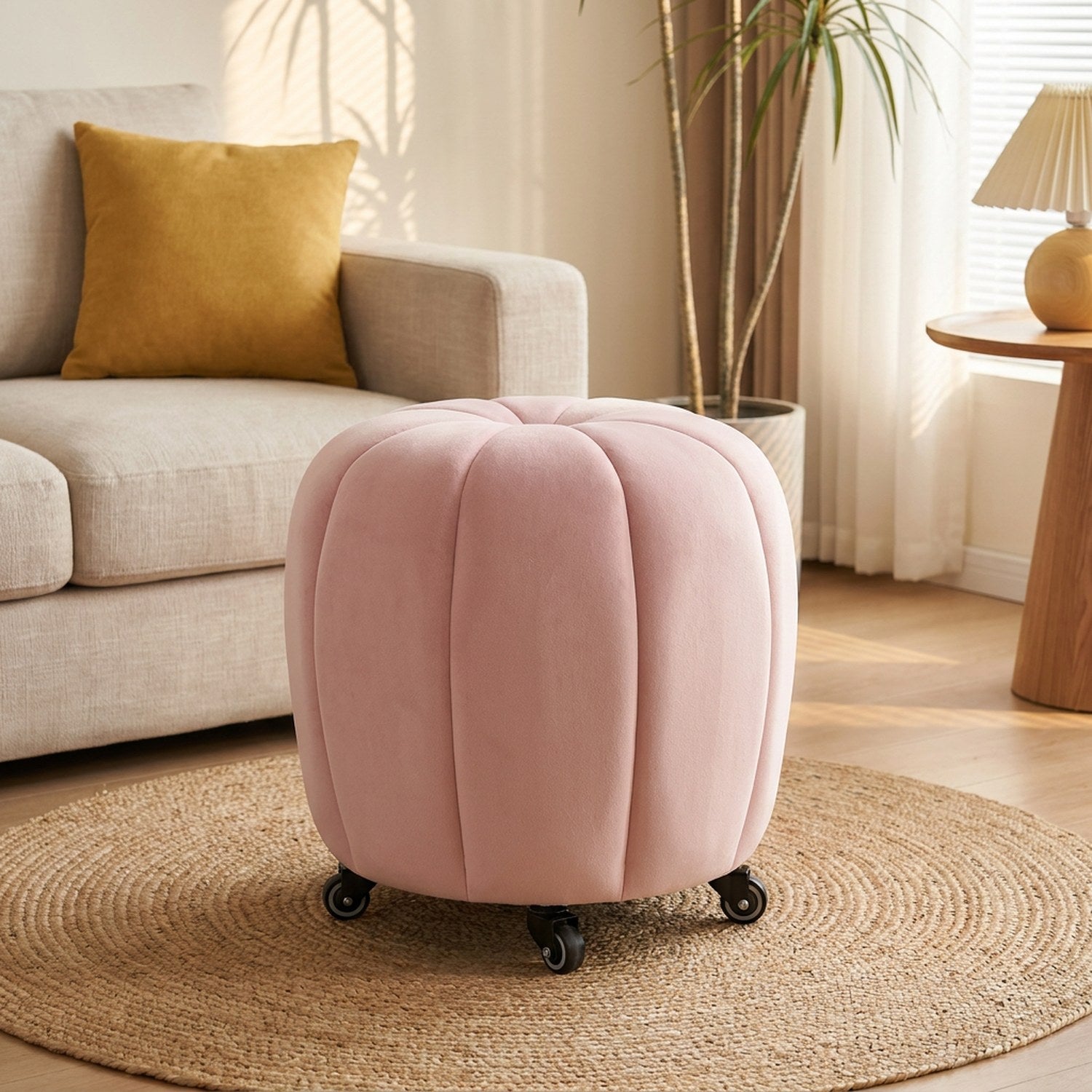 Pouf tabouret citrouille rose pastel avec roulettes dans un salon lumineux
