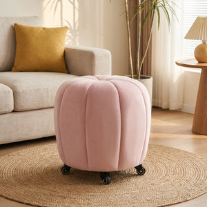 Pouf tabouret citrouille rose pastel avec roulettes dans un salon lumineux