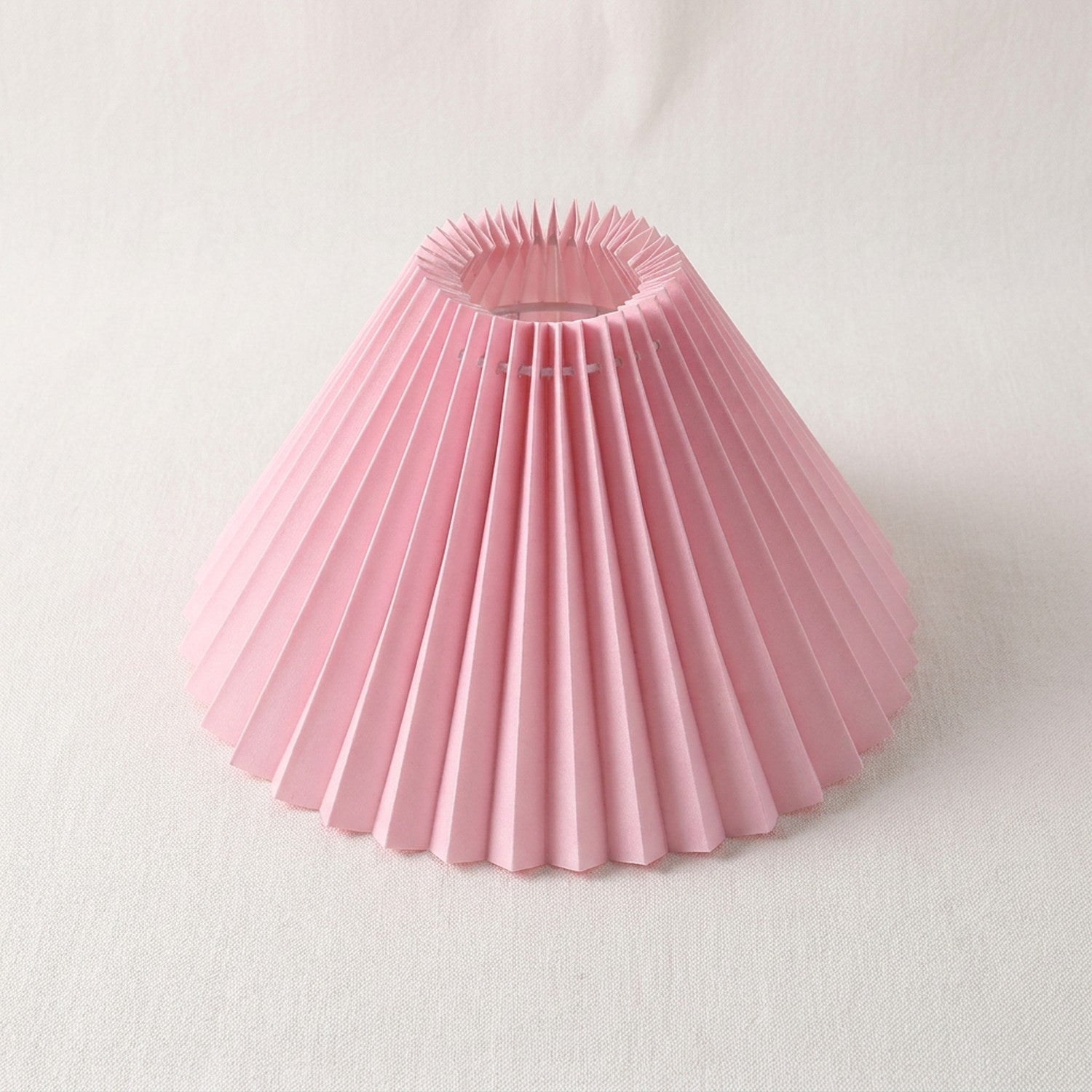 Abat-jour plissé rose vue rapprochée du tissu plissé