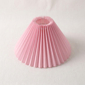 Abat-jour plissé rose vue rapprochée du tissu plissé