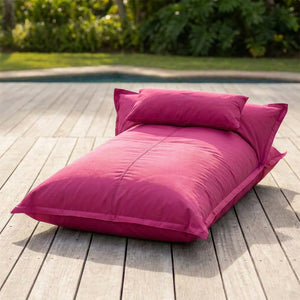 Pouf flottant Rose foncé imperméable sur une terrasse en bois