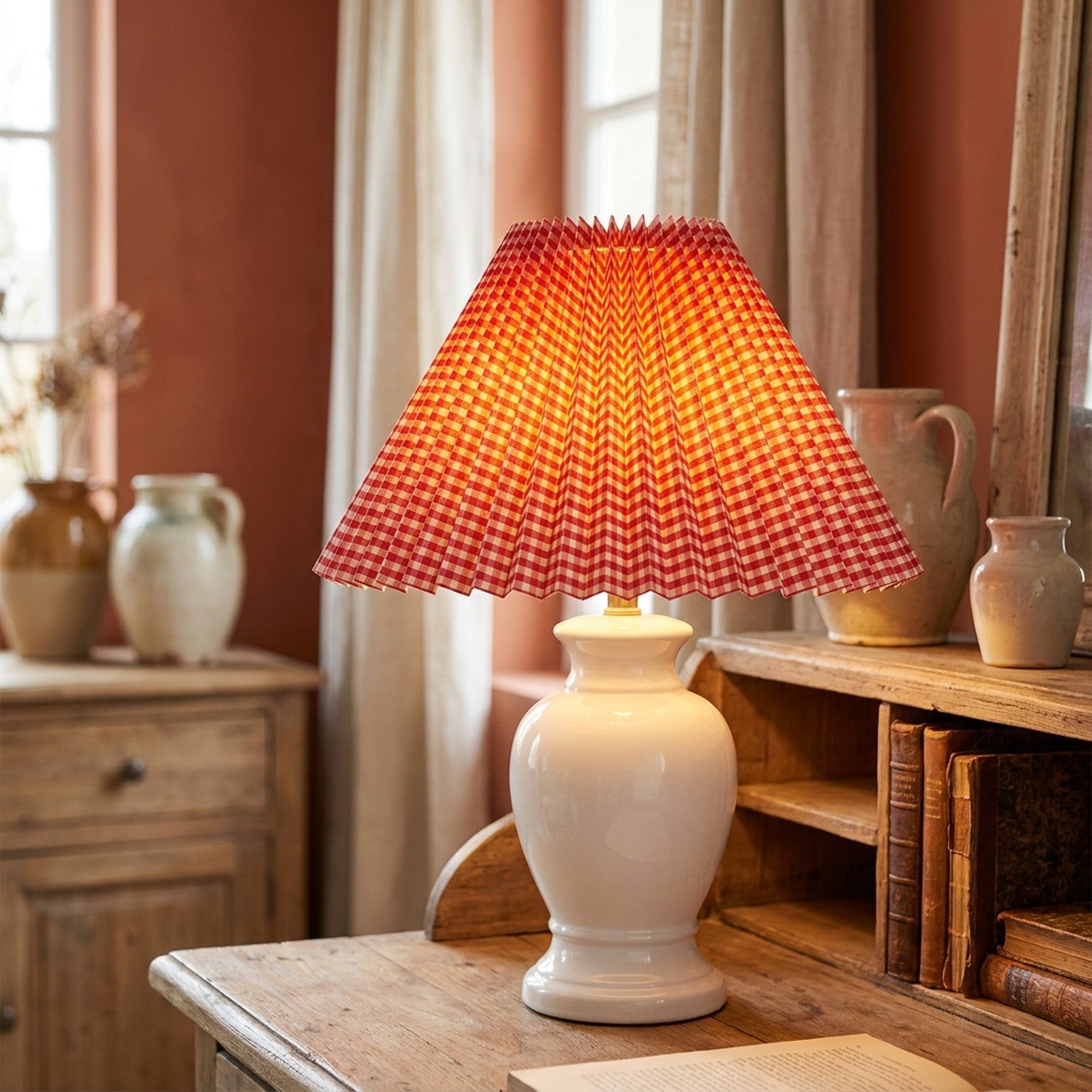 Abat-jour plissé vichy rouge style campagne française sur lampe de table