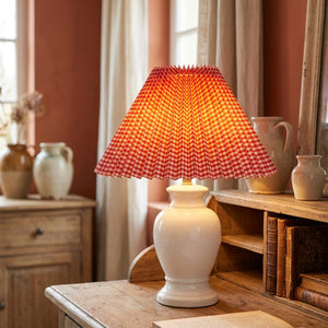 Abat-jour plissé vichy rouge style campagne française sur lampe de table