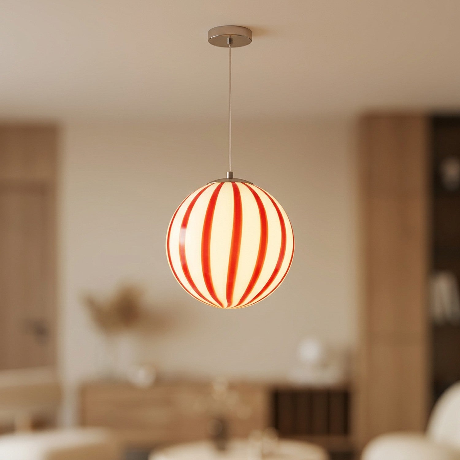 Suspension boule en verre rouge à rayures verticales allumée