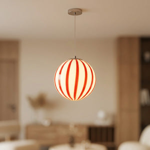 Suspension boule en verre rouge à rayures verticales allumée