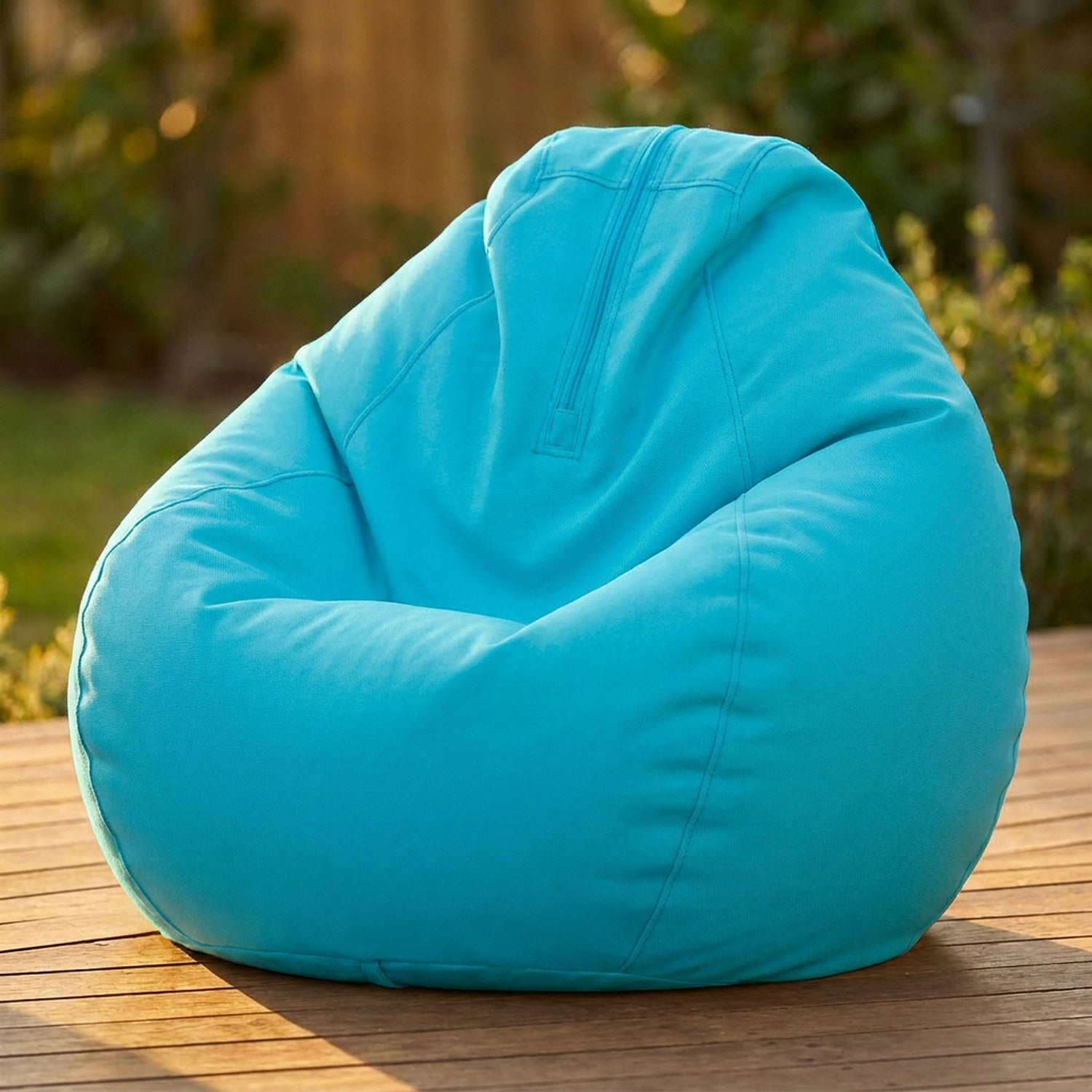 Housse de pouf poire turquoise imperméable sur une terrasse en bois