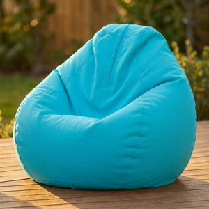 Housse de pouf poire turquoise imperméable sur une terrasse en bois