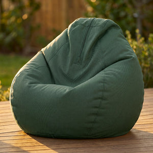 Housse de pouf poire vert foncé imperméable sur une terrasse en bois