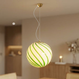 Suspension boule en verre verte en spirale allumée
