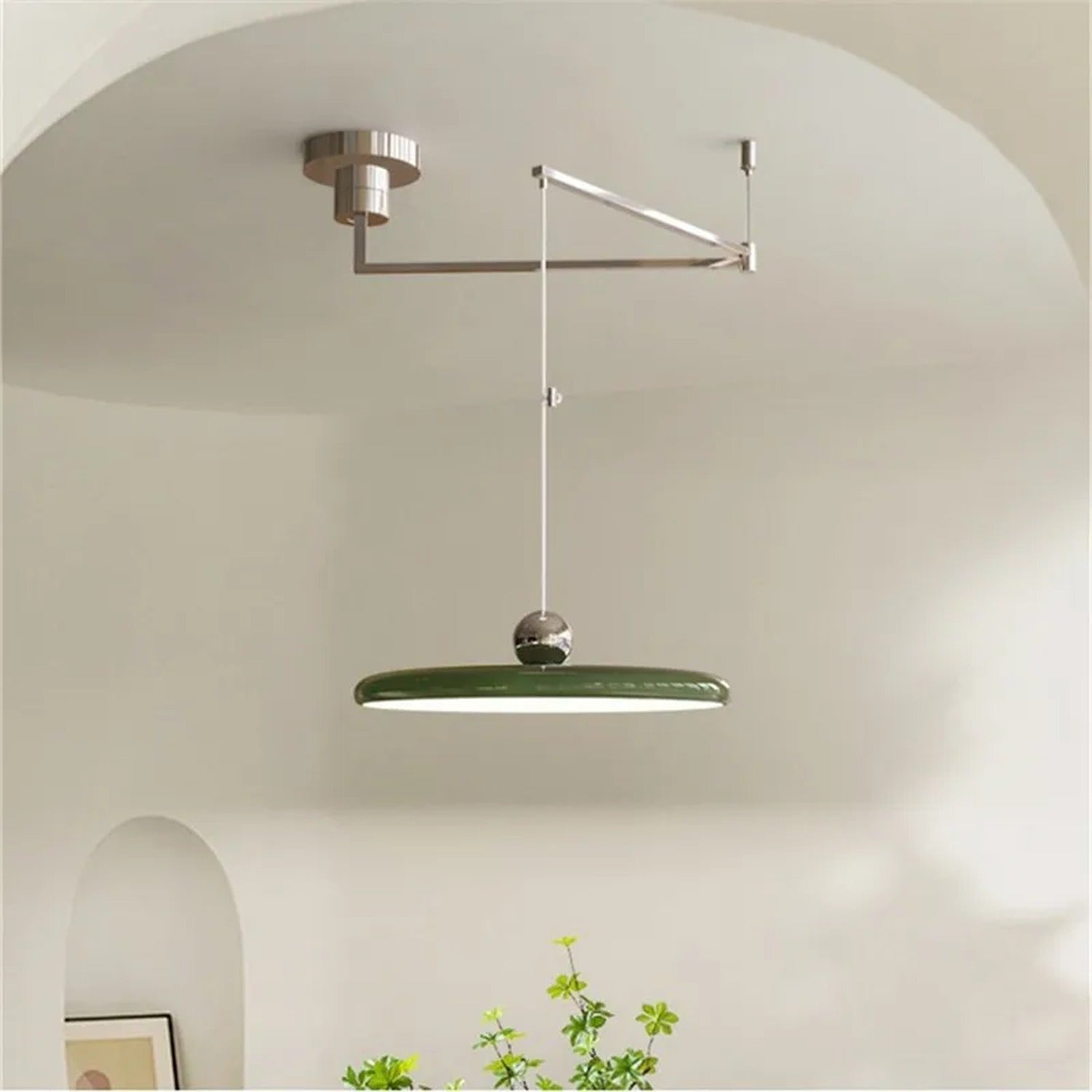 Suspension UFO verte à bras oscillant dans intérieur arche minimal