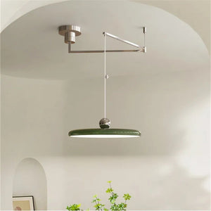 Suspension UFO verte à bras oscillant dans intérieur arche minimal