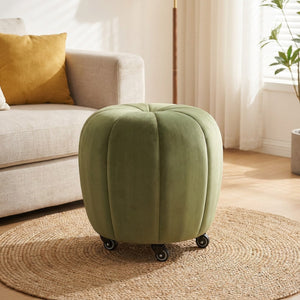 Pouf tabouret citrouille vert olive avec roulettes dans un salon lumineux