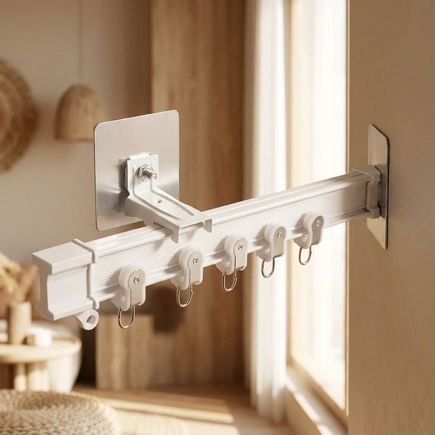 Rail de rideau flexible fixé au mur avec support et crochets près d'une fenêtre