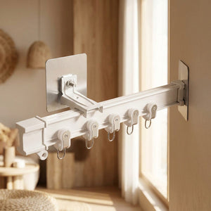Rail de rideau flexible fixé au mur avec support et crochets près d'une fenêtre