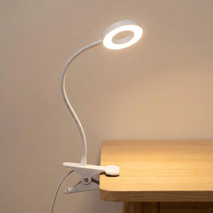 Lampe de bureau à pince blanche avec bras flexible col de cygne allumée