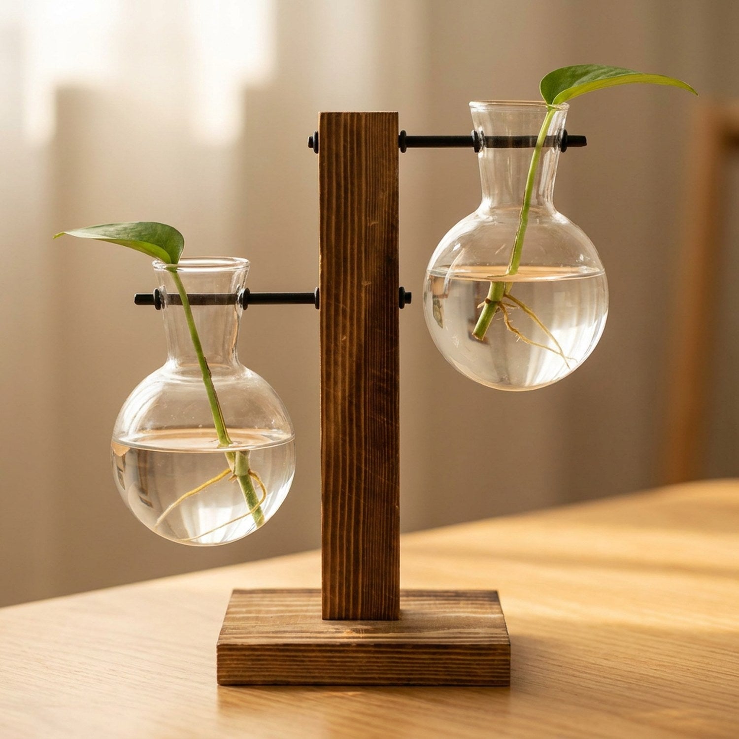 Vase à bouture deux ampoules décalées en verre sur support en bois