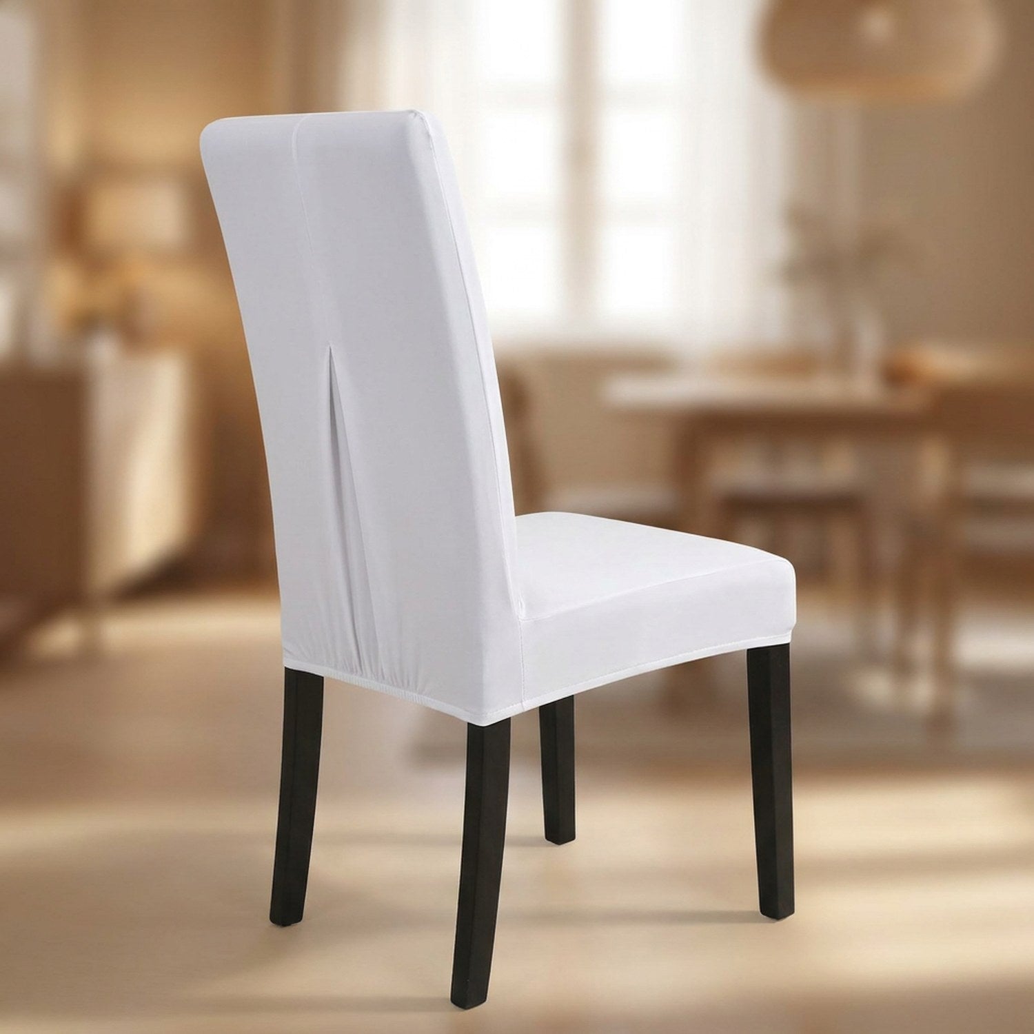Housse de chaise blanche extensible et imperméable sur une chaise de salle à manger