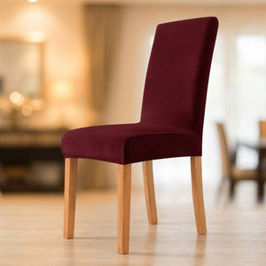 Housse de chaise grenat en velours moelleux sur une chaise de salle à manger