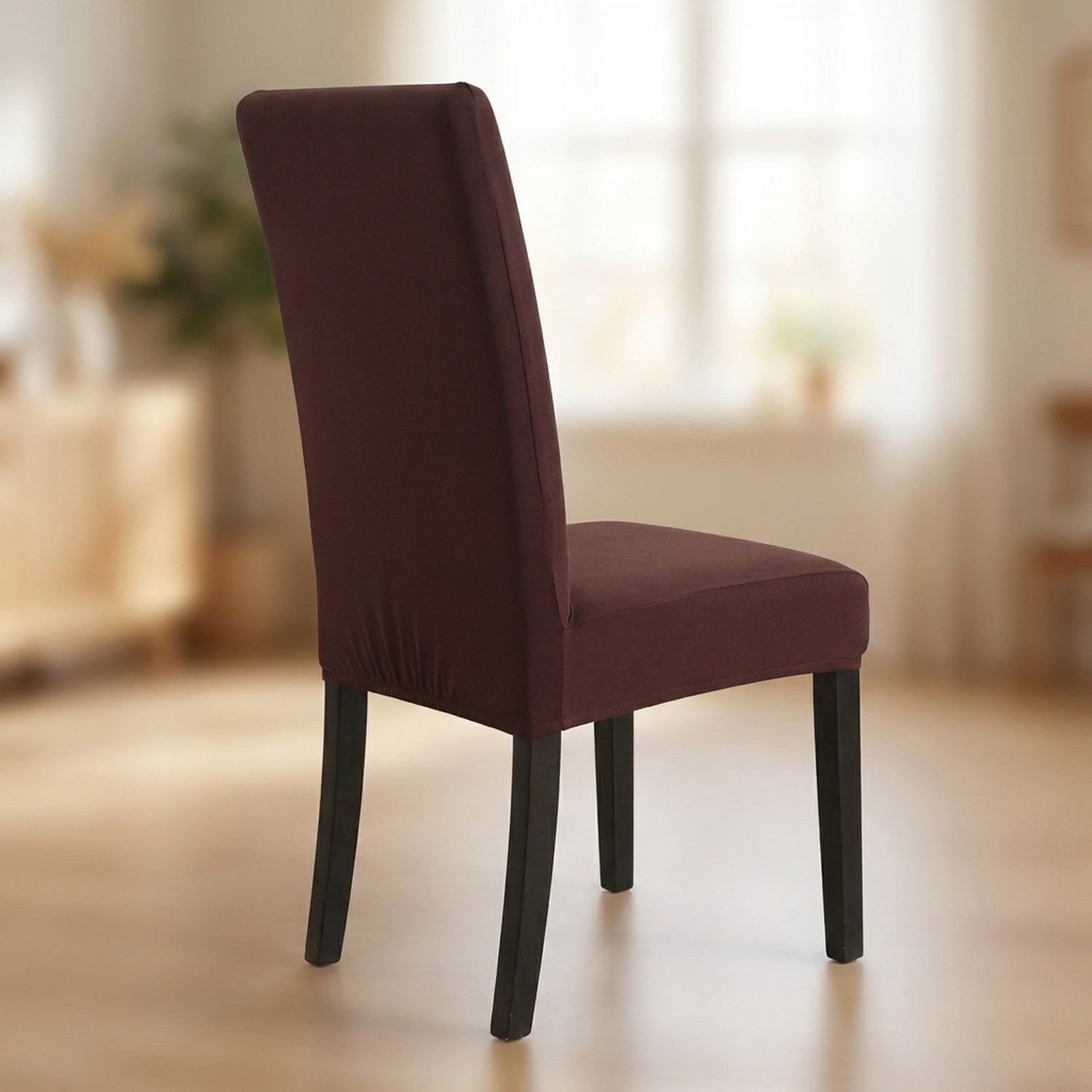 Housse de chaise marron extensible et imperméable sur une chaise de salle à manger