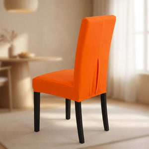 Housse de chaise orange extensible et imperméable sur une chaise de salle à manger