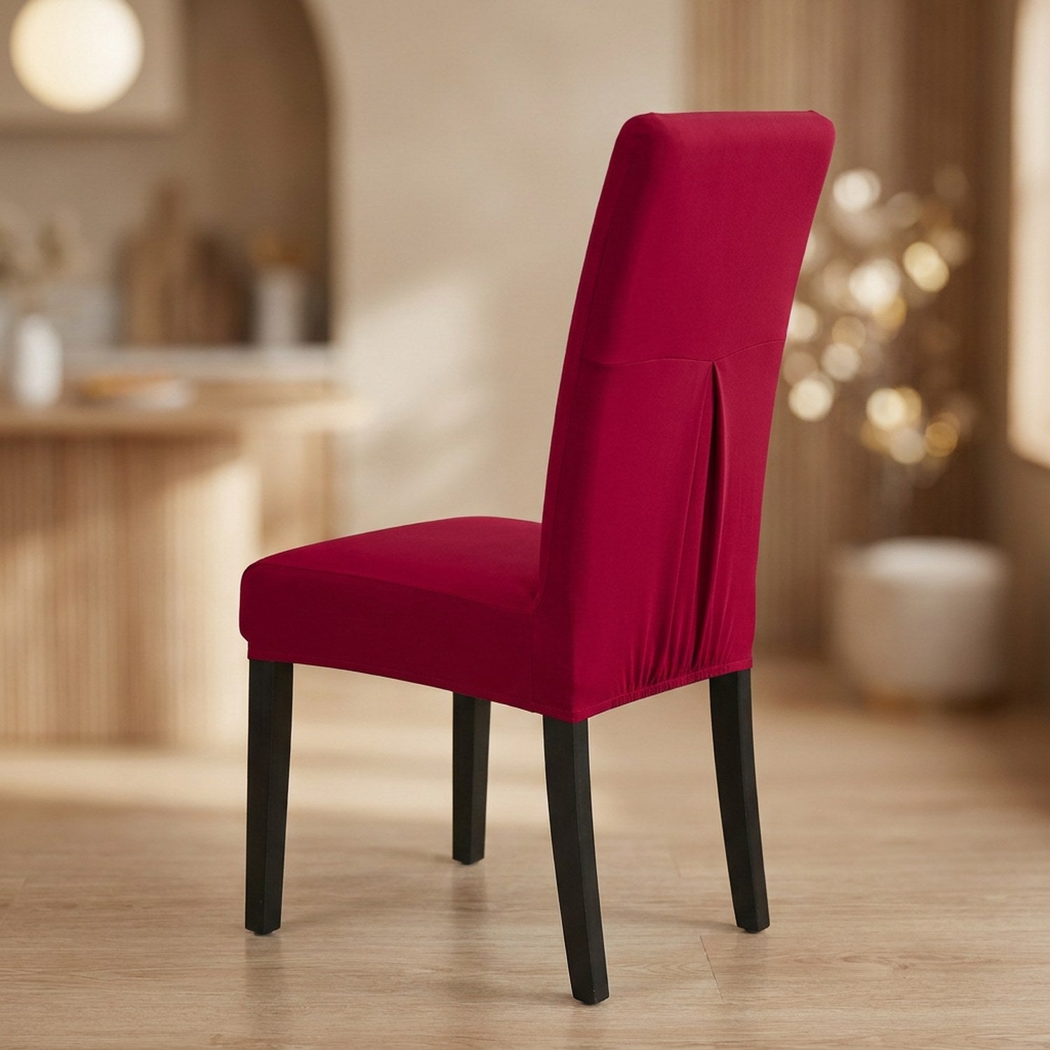 Housse de chaise rouge extensible et imperméable sur une chaise de salle à manger