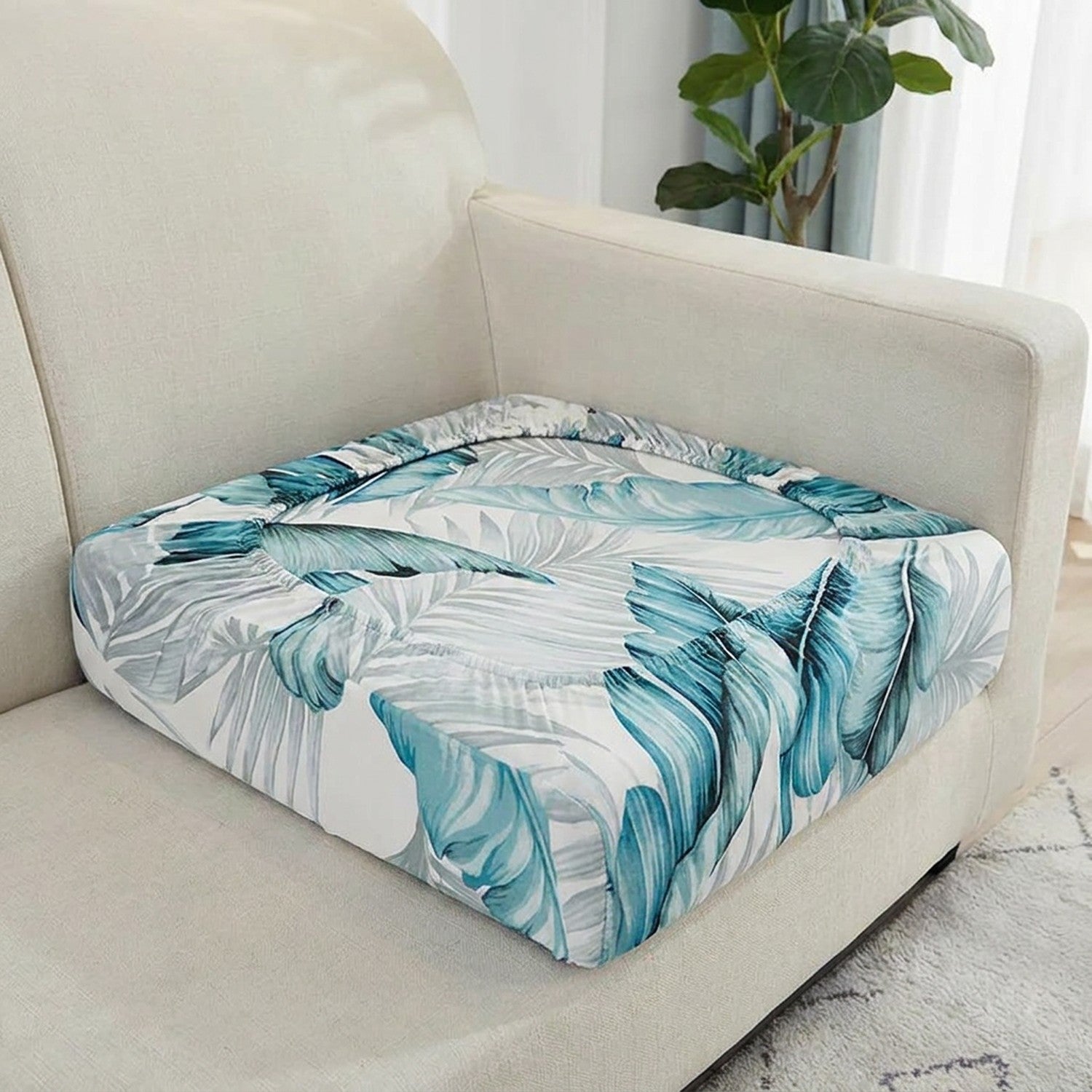 Housse de coussin de canapé à motif tropical bleu sur une assise de salon lumineux