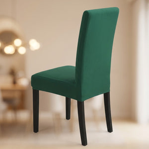 Housse de chaise verte extensible et imperméable sur une chaise de salle à manger