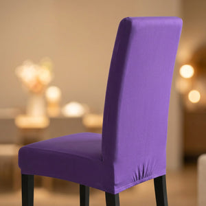 Housse de chaise violette extensible et imperméable sur une chaise de salle à manger
